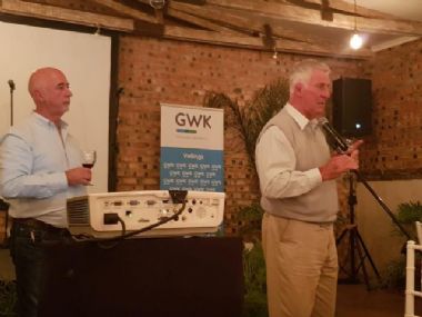  - Die bekende wynmakers, Beyers Truter van Beyerskloof en dr Jan Boland Coetzee van Vriesenhof, het 'n wynproe met van hul elite wyne, asook die wynveiling aangebied. Die omset was ongeveer R50 000.